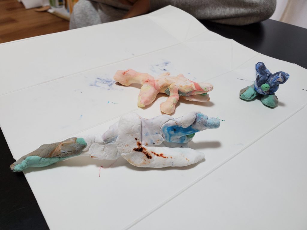 恐竜たちお食事中