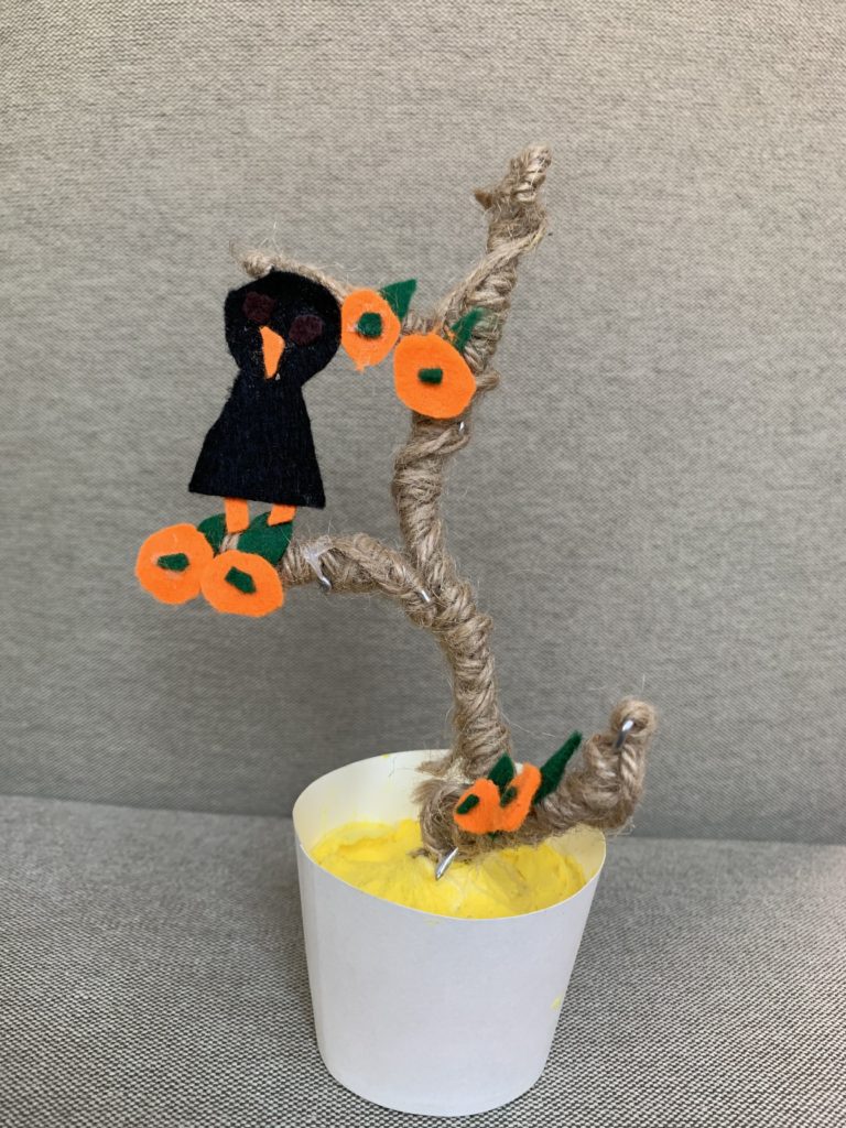 カラスがとまるみかんの木