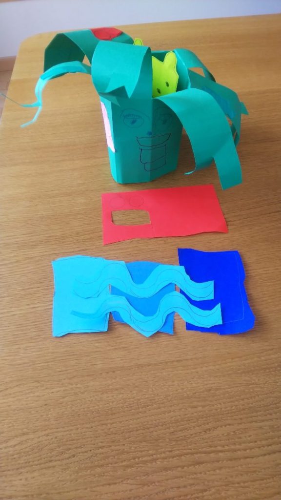 川にいる　もりもりしょくぶつさん