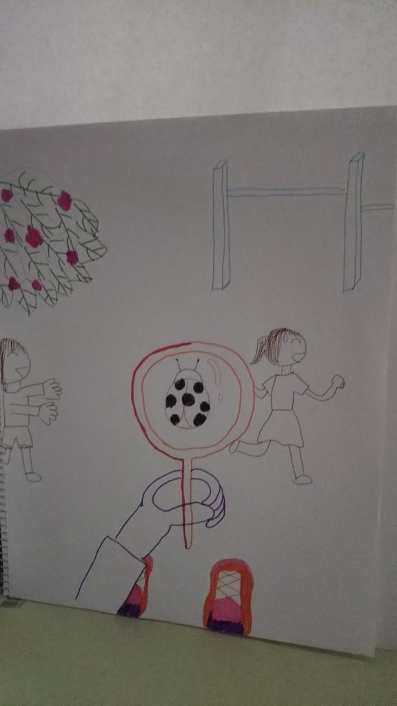 虫めがねで観察