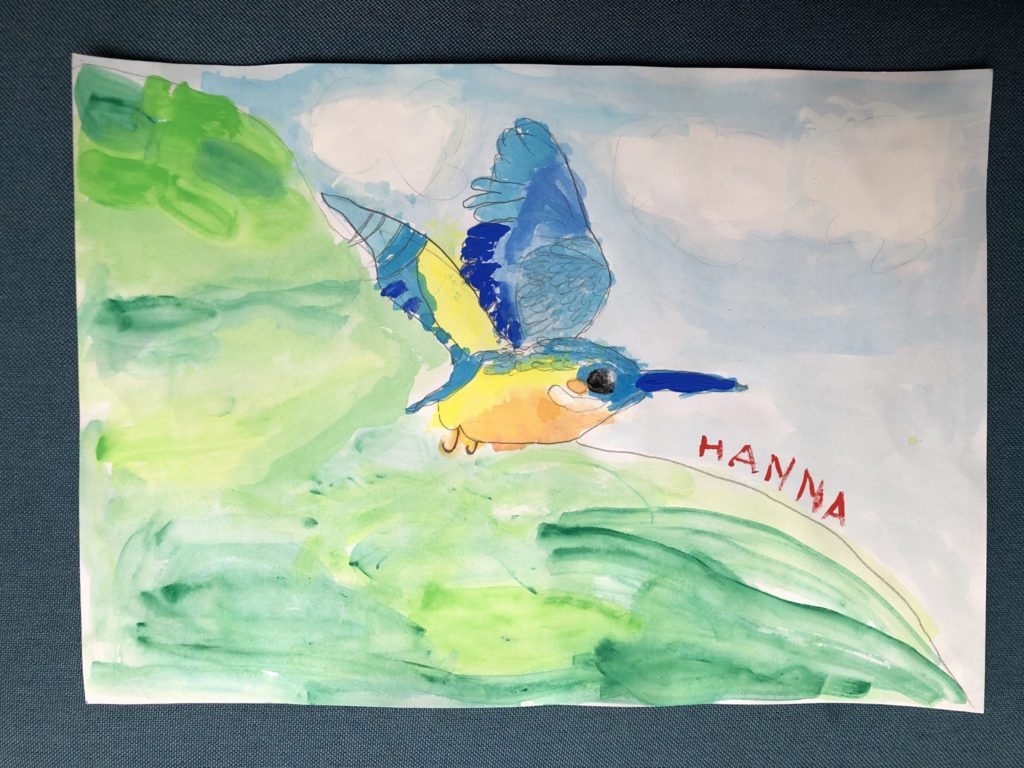 森を飛ぶカワセミ