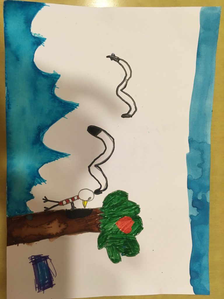 木をつつくキツツキをつつくカモメ