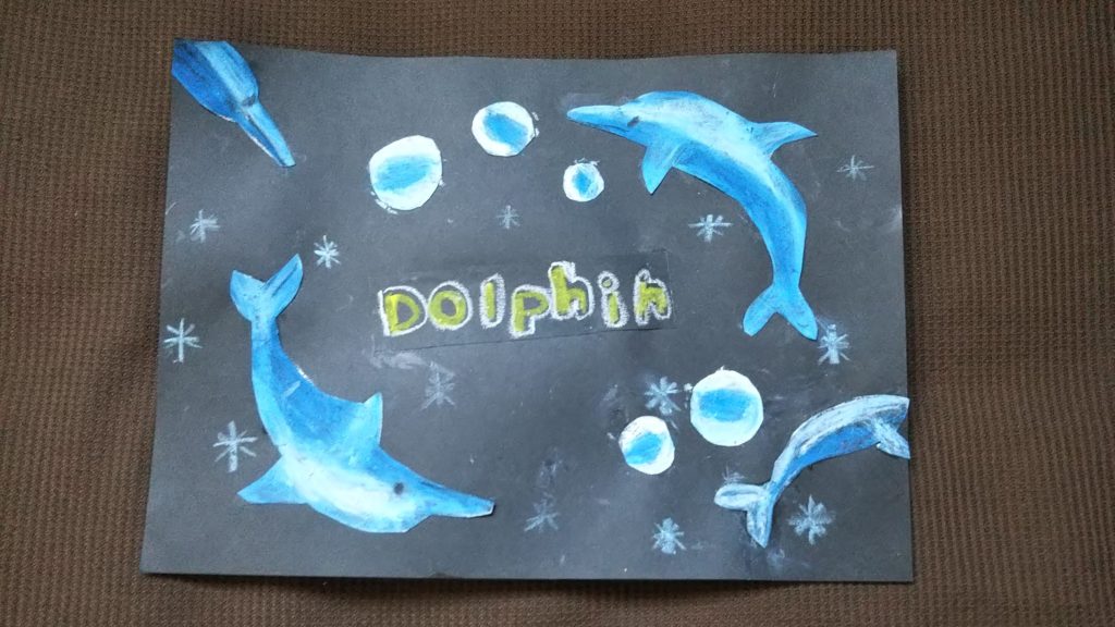 仲間と遊ぶイルカのチョークアート