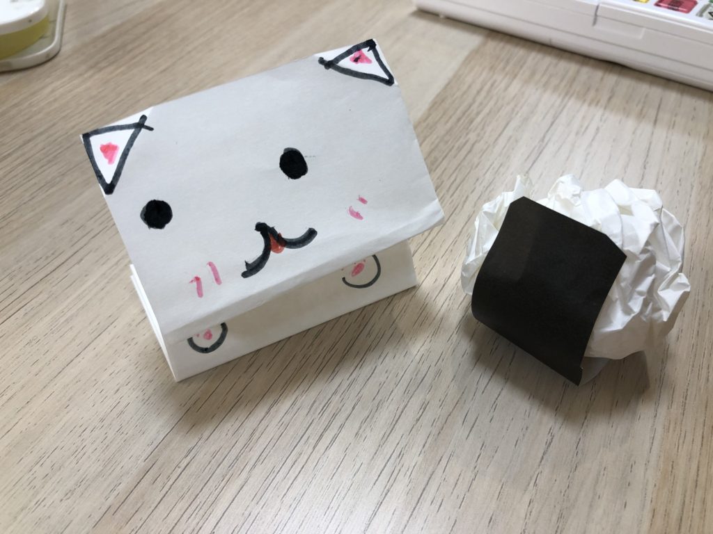 ニャンがおにぎりたべちゃうよ！