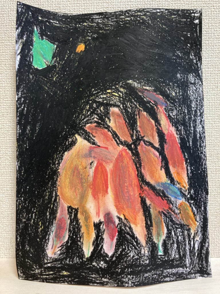 夜に風に吹かれる落ち葉