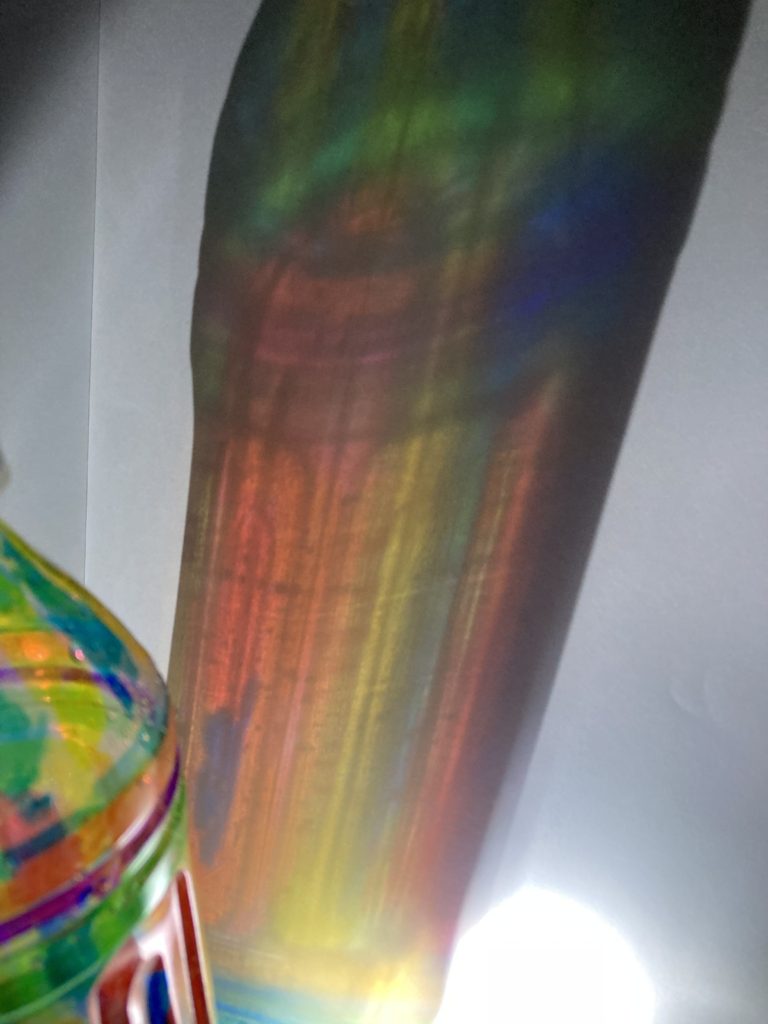 虹色にかがやいている