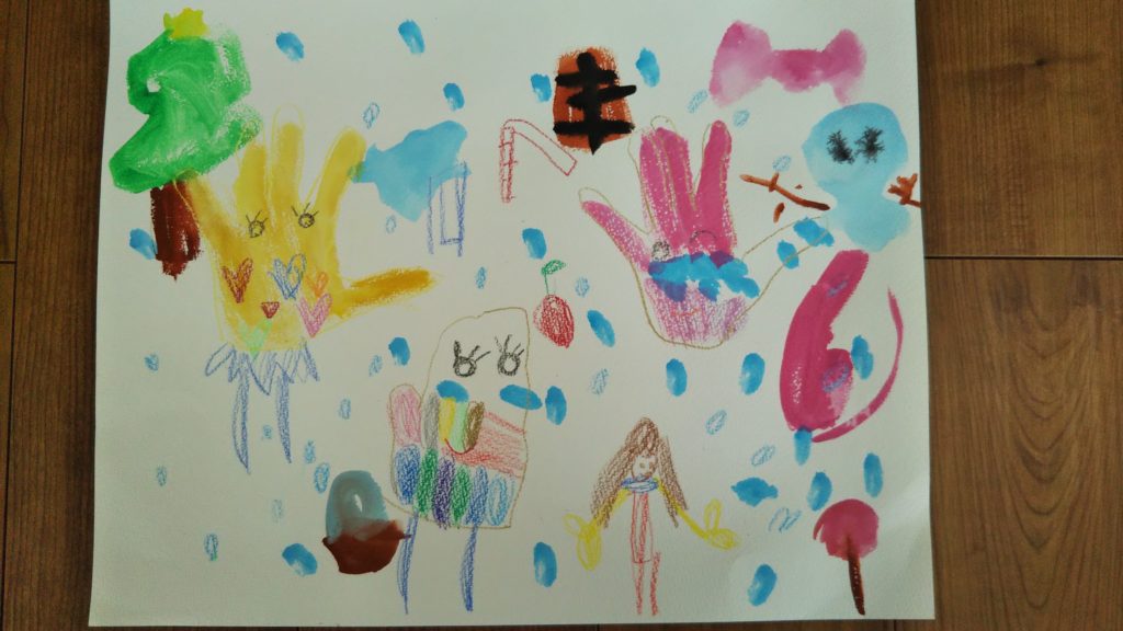 お菓子屋さんにいて公園で遊んでいる手袋ちゃん