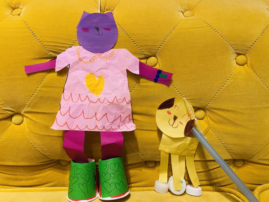 猫と犬があそんでいる