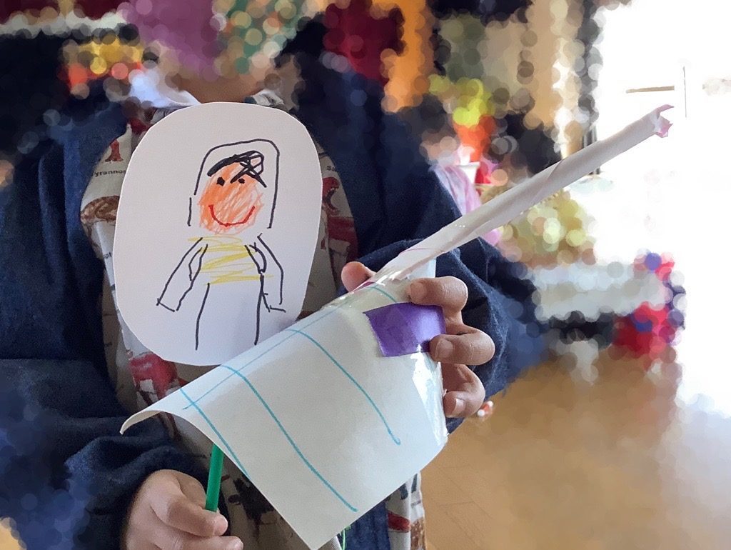 大好きなカブトムシにのってるよ！