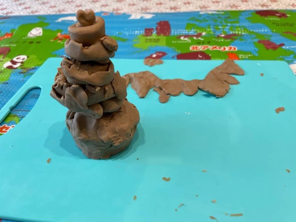 バラのケーキとガーランド