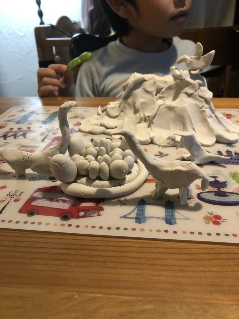 卵をまもるブラキオザウルス