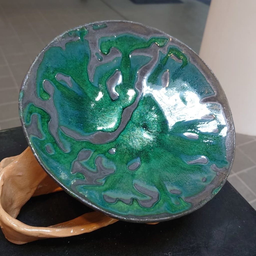 黒緑の皿