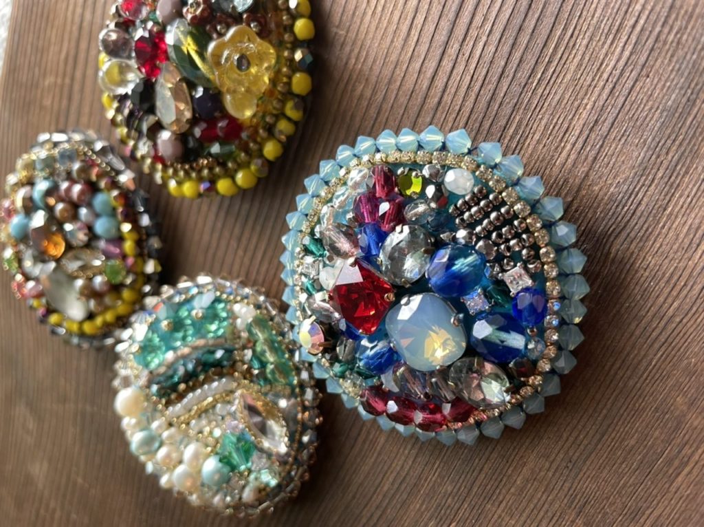 ビーズ刺繍ブローチ
