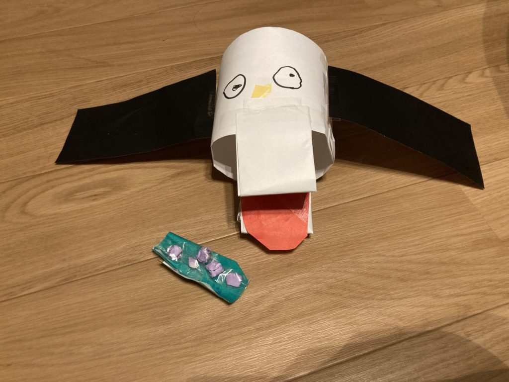 ぶどうを食べるぱくぱく鳥