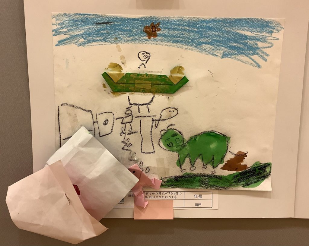 ネコがおさかなをたべてるときにカエルがおにぎりをたべてる