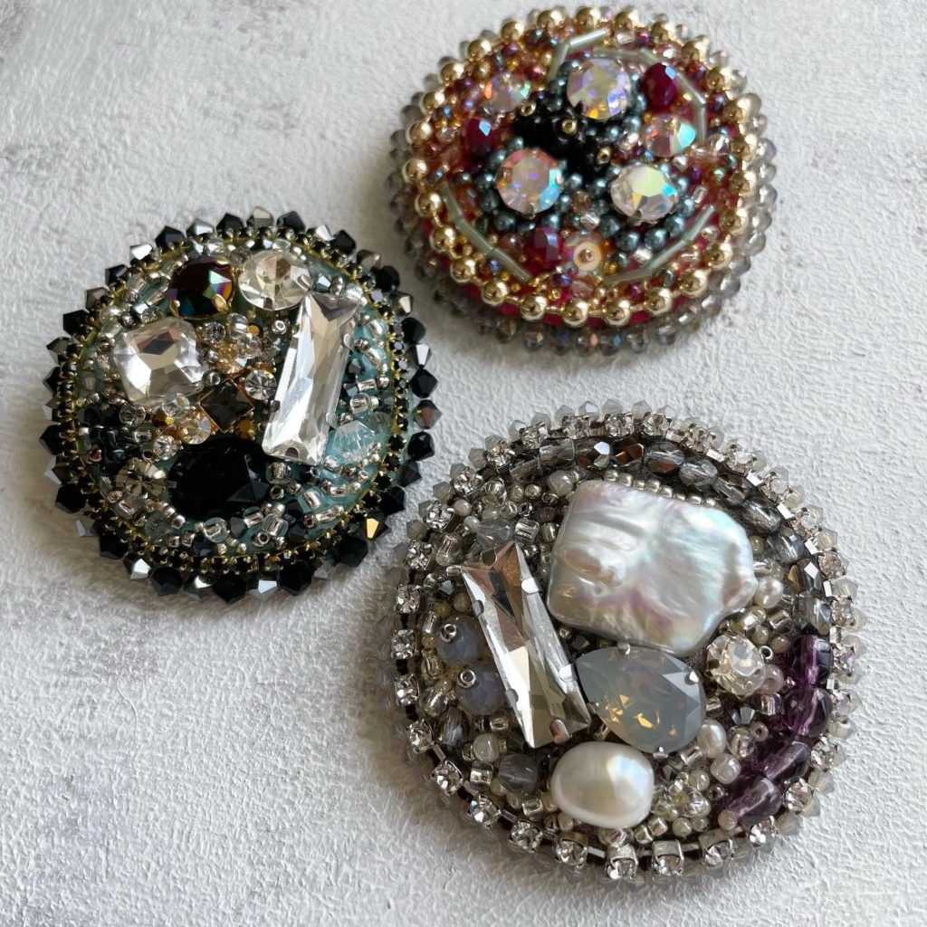 ビーズ刺繍ブローチ