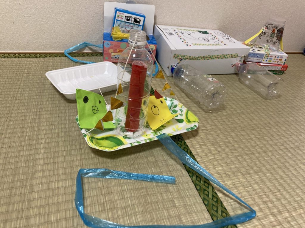 すみっこ船、ロボット、タブレット、カバン