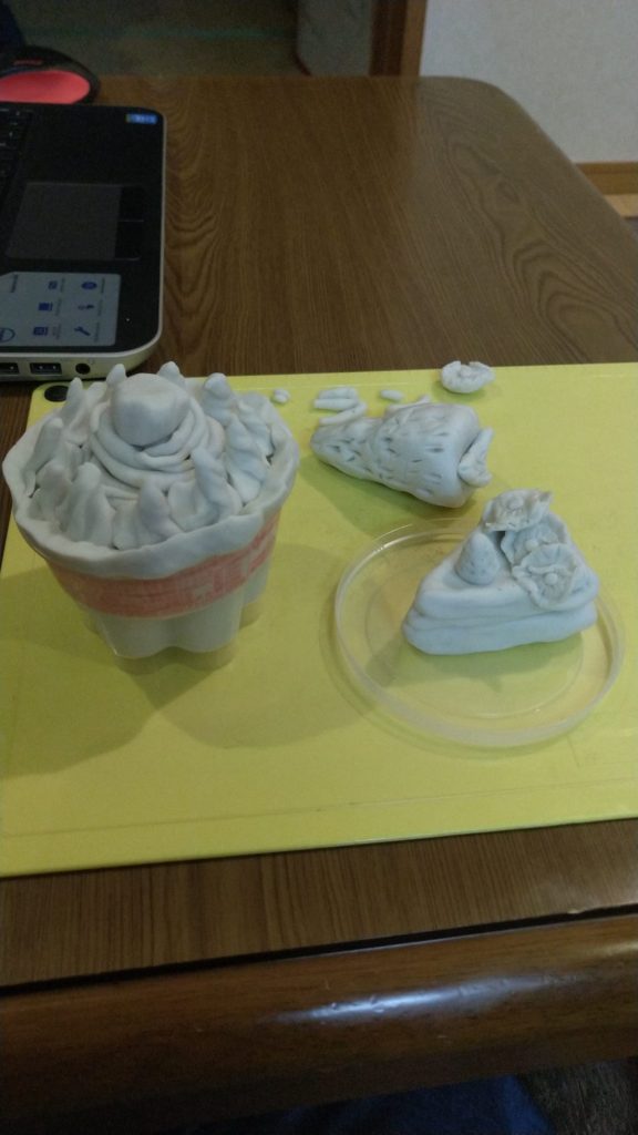 油ねんどでモンブランと苺ショートケーキ