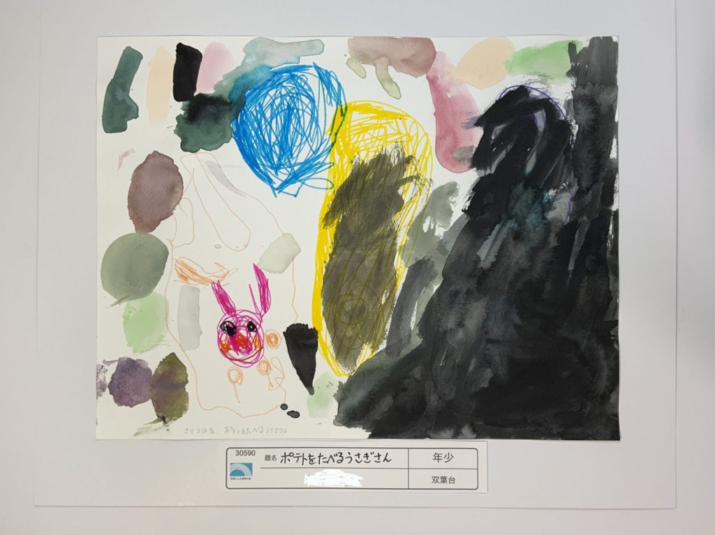 ポテトをたべるうさぎさん