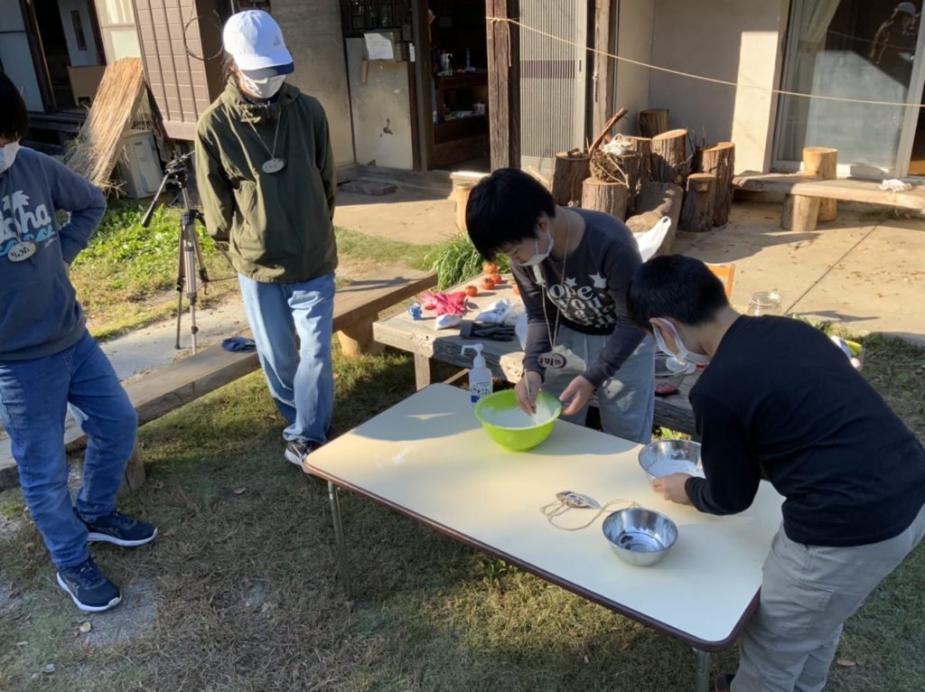 ピザ生地作り中