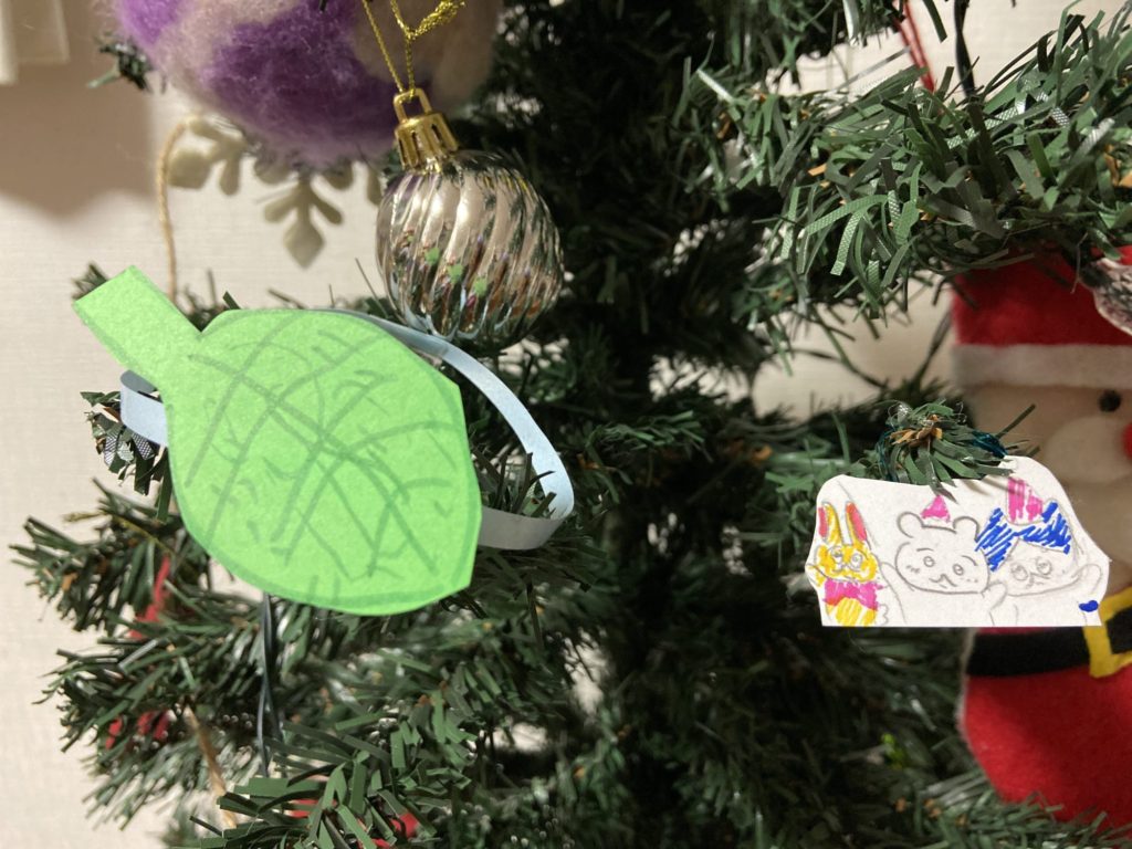 可愛いイラストと緑の葉っぱ