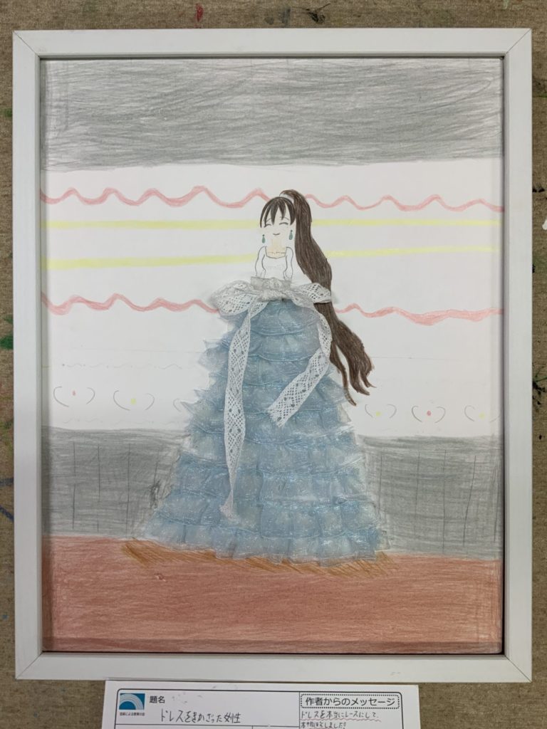 ドレスをきかざった女性