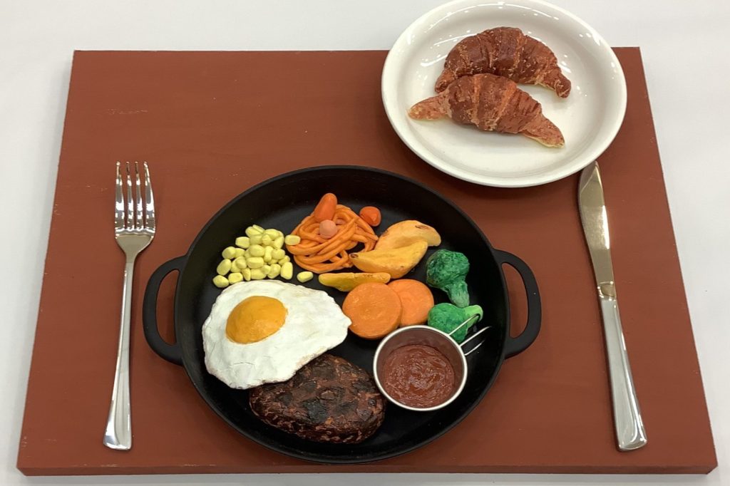 ハンバーグセットとクロワッサン