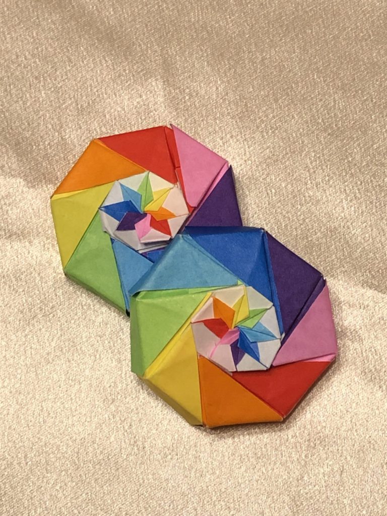 カラフルなにじいろの小物入れ