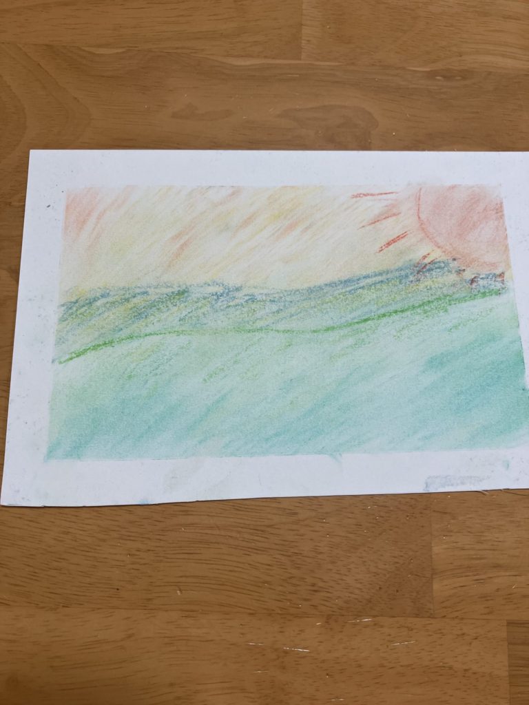 山の奥からのぞく海