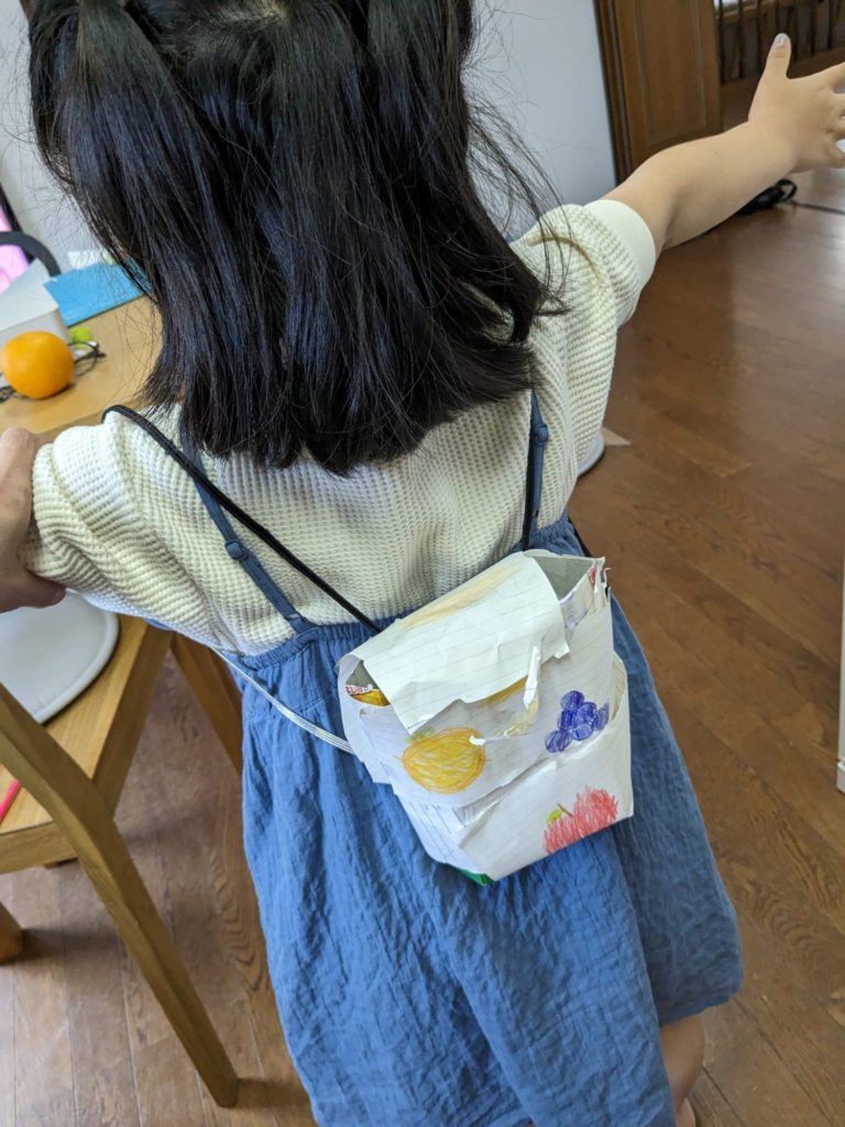 お菓子の箱がリュックとバッグに大変身！