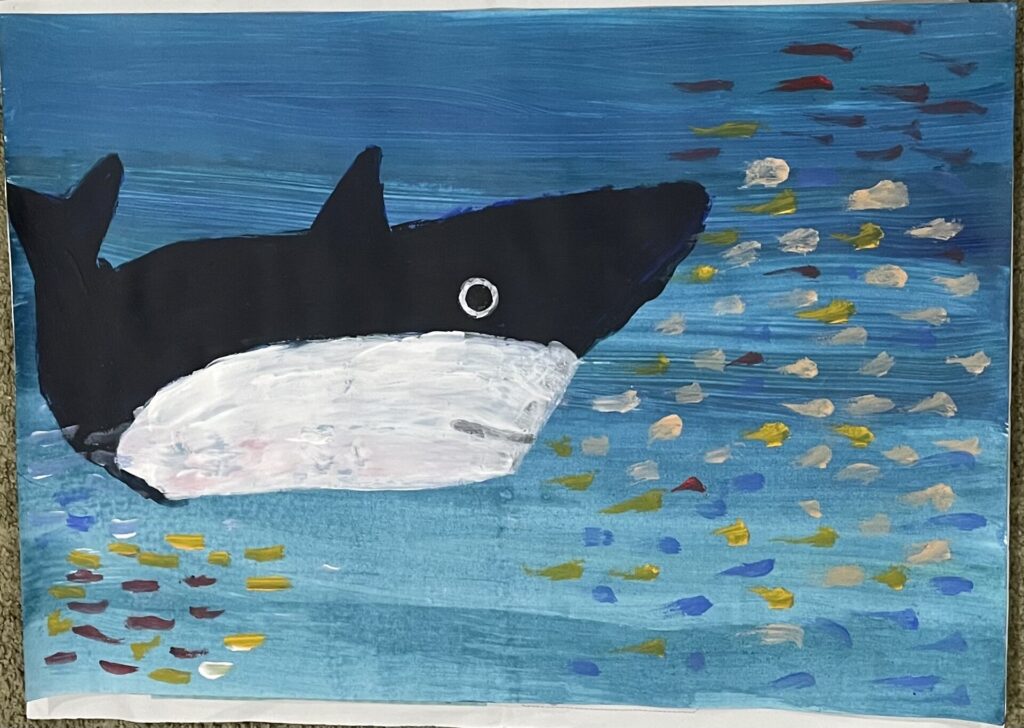 小魚を追いかけるサメ