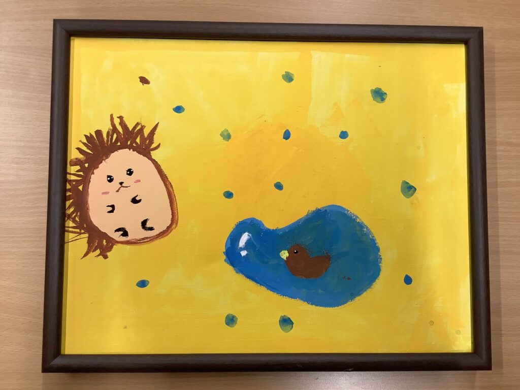 いけをながめているハリネズミ