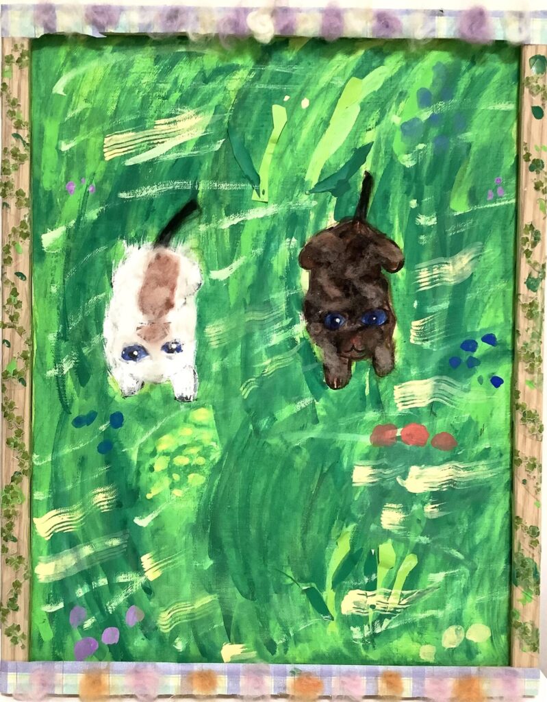 野原の中の子ねこ