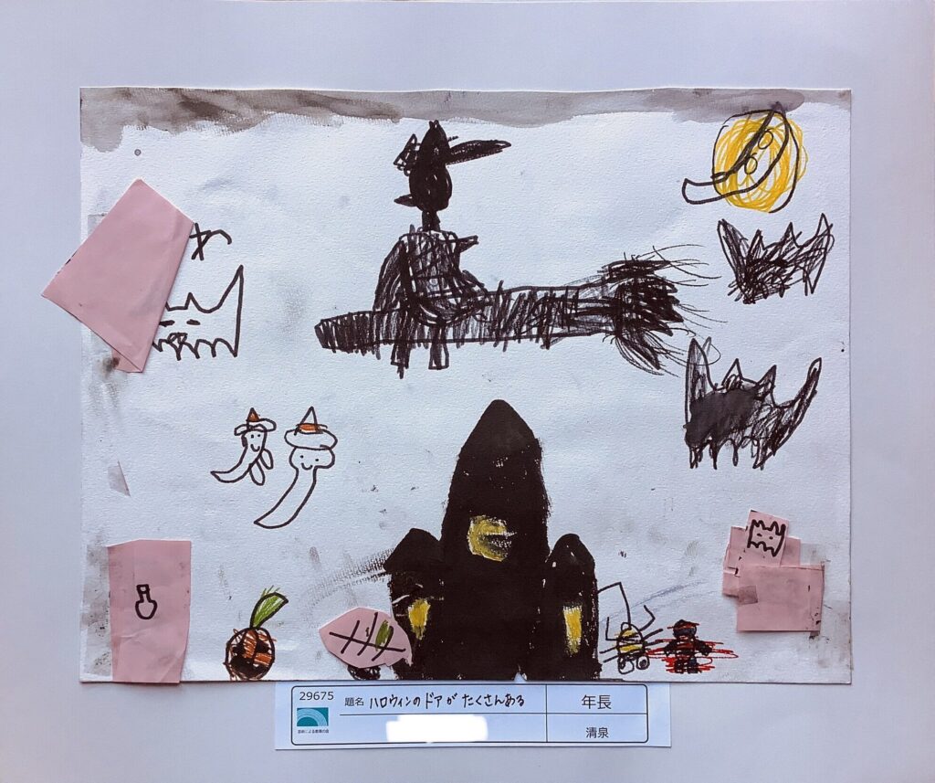 ハロウィンのドアがたくさんある