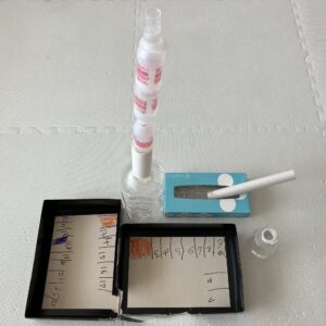 広い駐車場とタワー