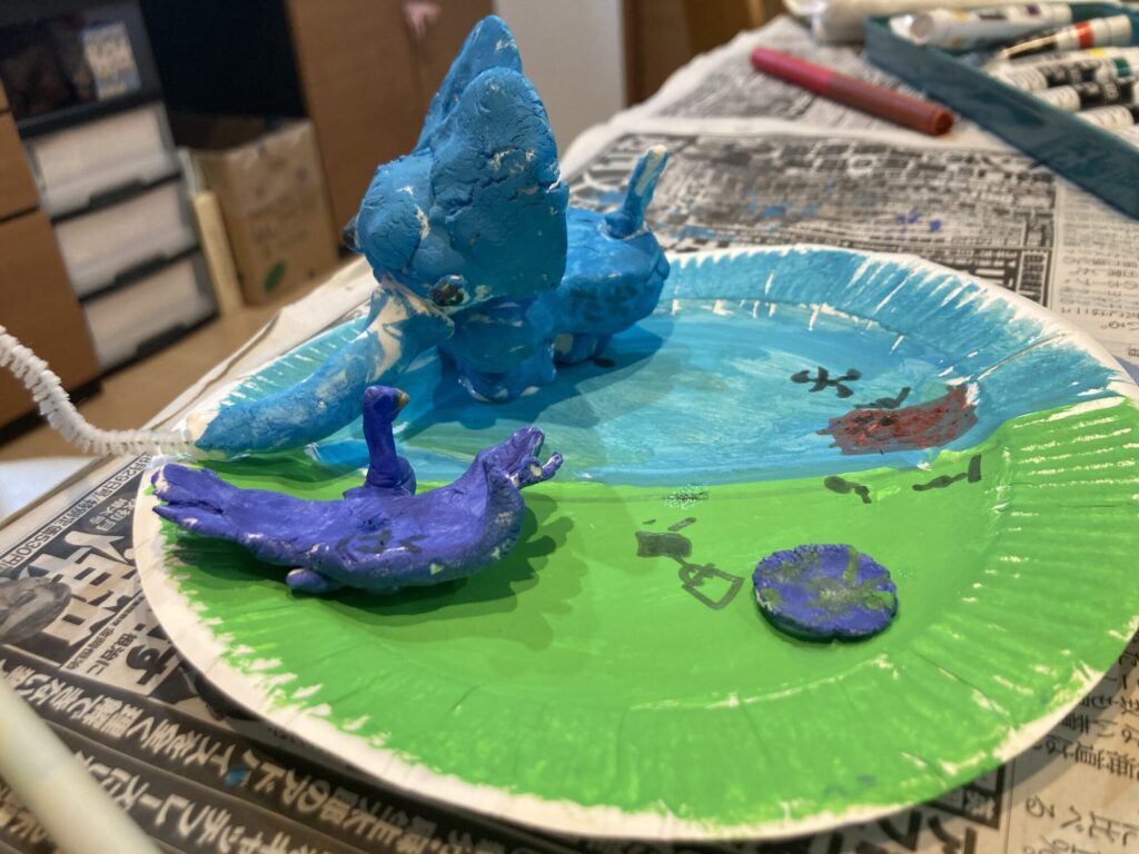 草原と水辺で遊ぶ動物