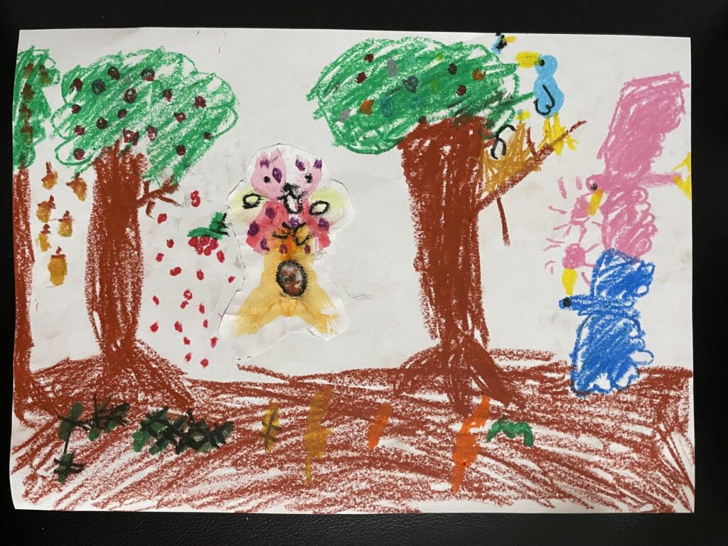 小さなお腹の中にリスがいるかわいい１つの木