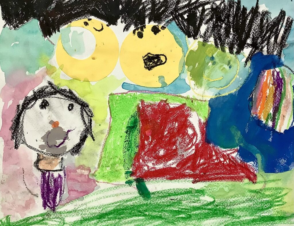 すべり台でレイが遊んでいる