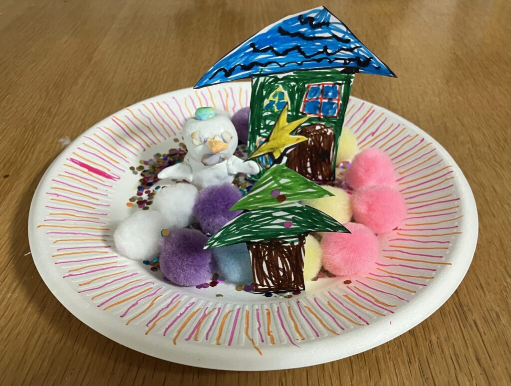 景色を眺める雪だるま