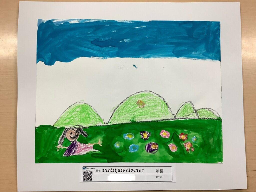 はなのうえをあるいているおんなのこ