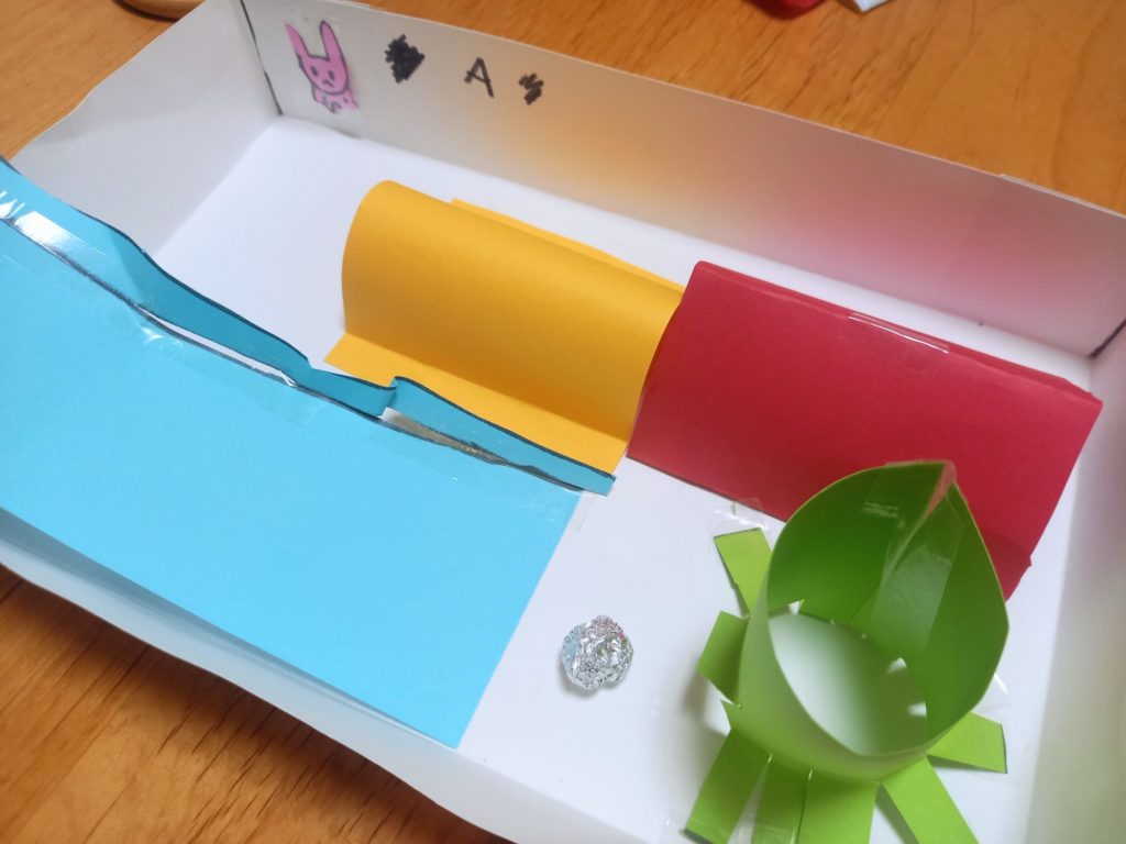 日の当たる坂道を銀色が駆け上がる