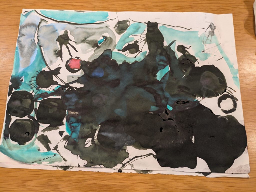 ねこがネコロボをおいかけている