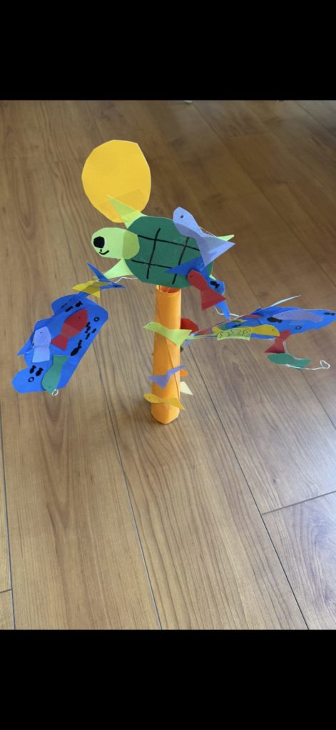 魚に囲まれてる亀