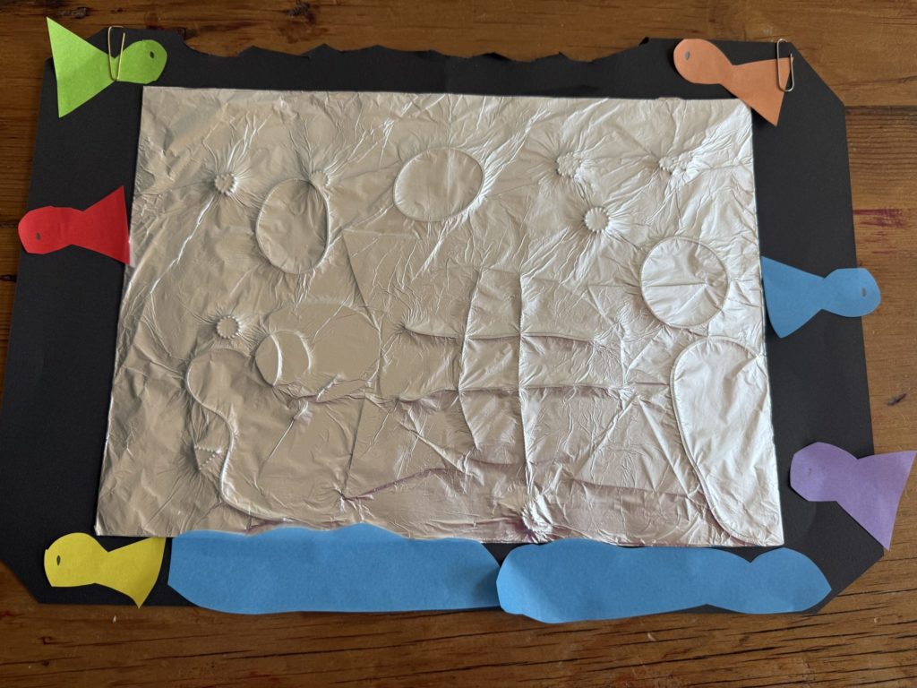 アルミホイルの海を泳ぐ亀