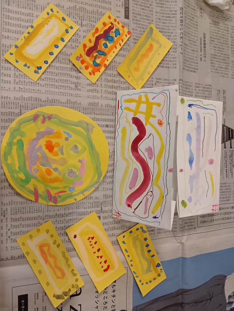 レターケースとプレゼントを描きました♪