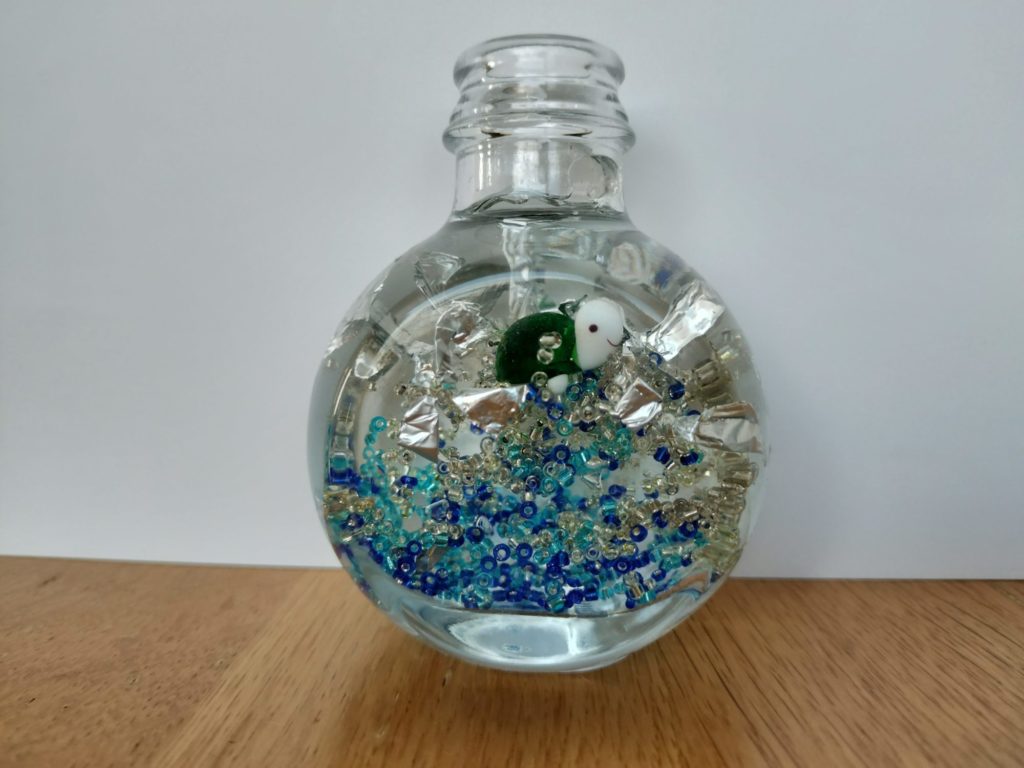 亀が海で泳いでいるよ