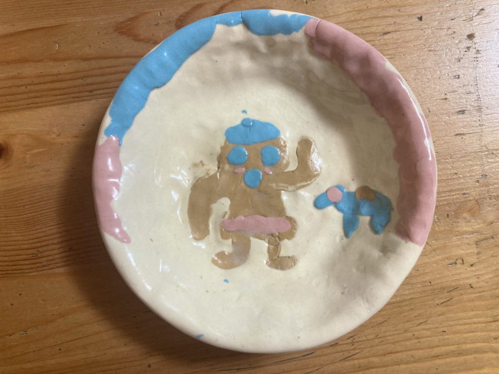 ぼうしをかぶった埴輪のお皿