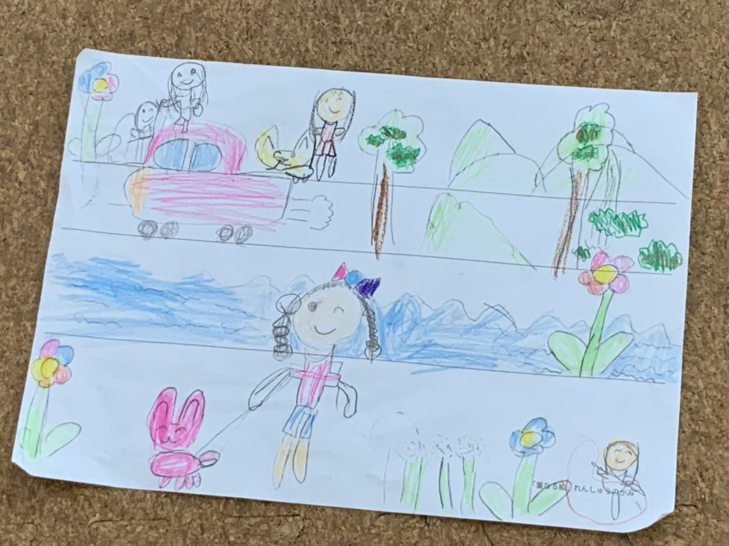 うさぎ(ねこ)をさんぽさせている女のこ。