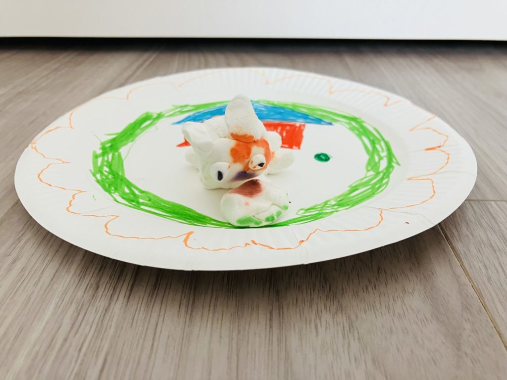 ごはんをたべるねこ