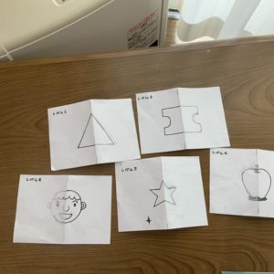 窓に当てて半分書いた絵